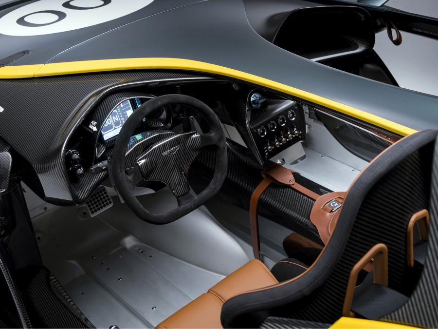Интерьер Aston Martin CC100 Speedster Concept 2013 года  (фото 35 из 45)